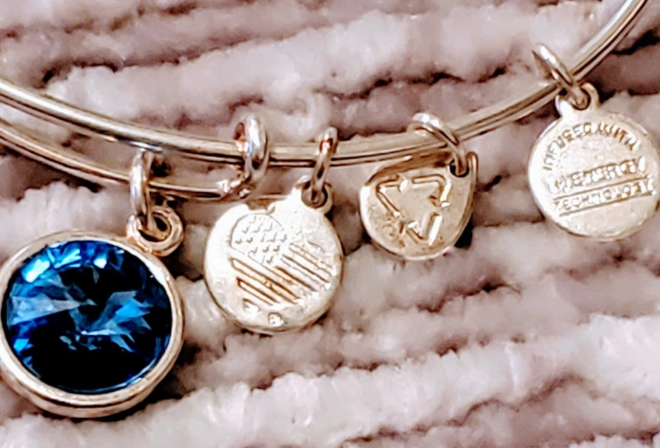Brazalete piedra natal de septiembre Alex & Ani. Tan hermoso cualquiera puede usarlo 💙 Foto 2 de 2
