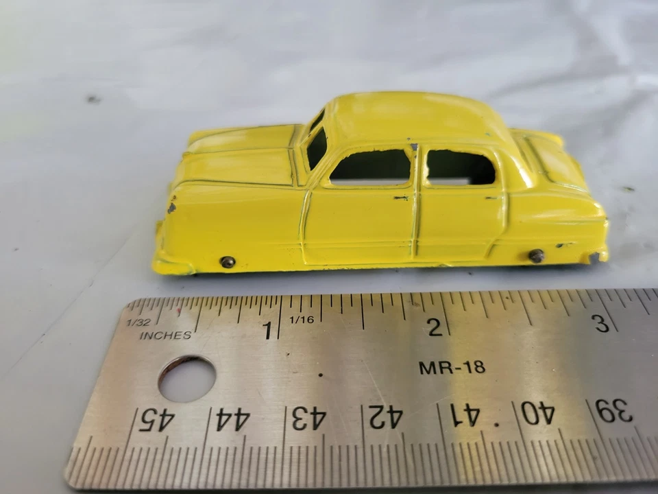 TOOTSIETOY - Coche amarillo vintage 1950 Plymouth sedán 2 puertas 3" metal fundido a presión   Foto 3 de 4