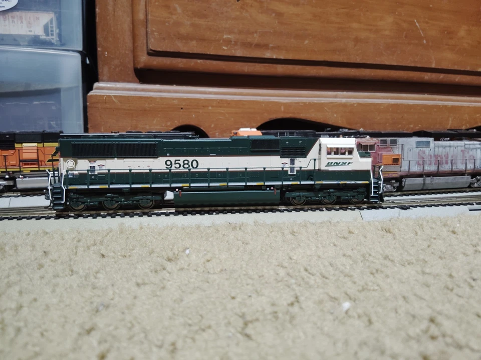HO Kato BNSF SD70MAC DCC and Sound - Image 2 of 2