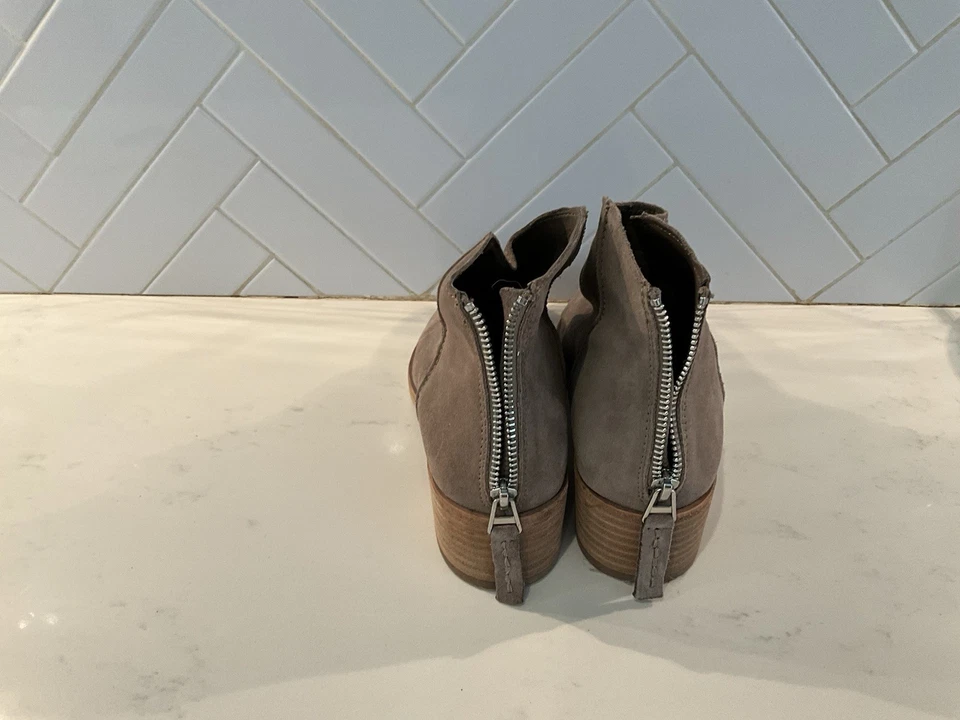 Botines Dolce Vita Tucker de gamuza tostada con cremallera talla 9 Foto 2 de 4