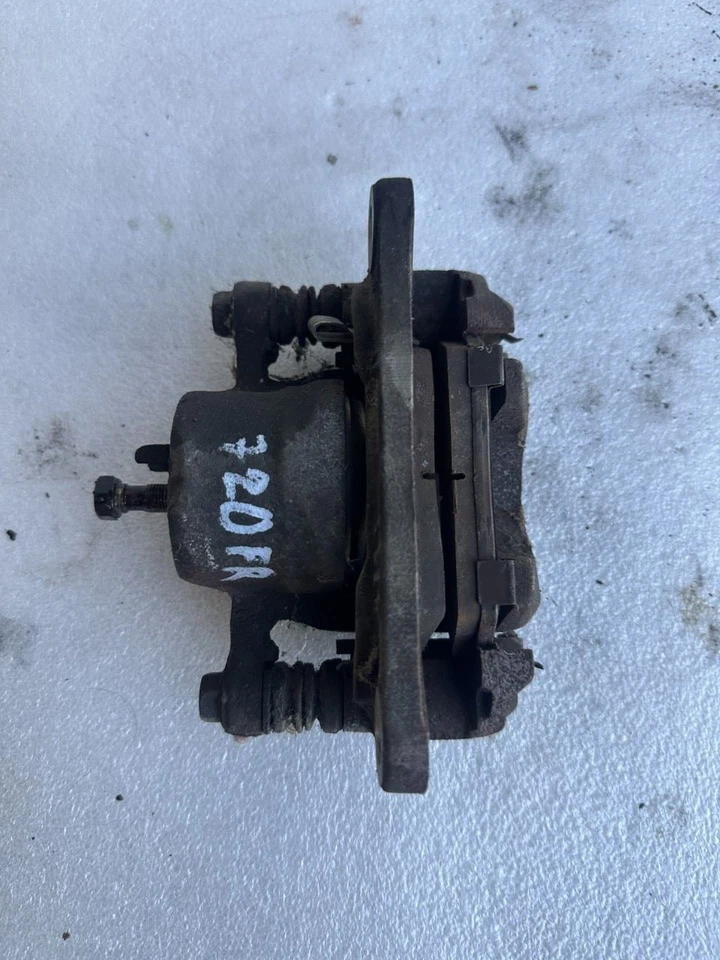 Honda Civic 1984 sedán lado derecho del pasajero pinza de freno delantera 1,5 L Foto 2 de 2