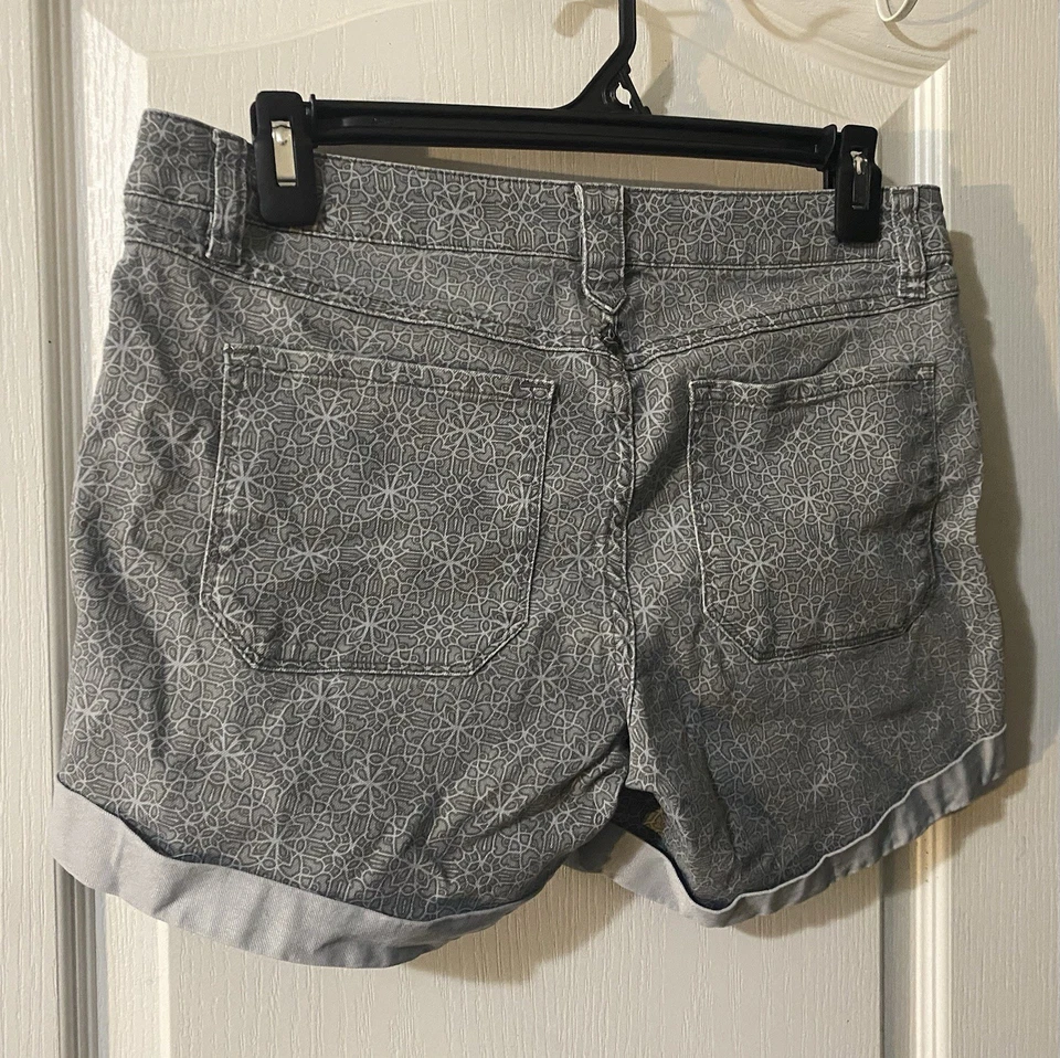 Pantalones cortos para mujer prAna con puños estampado geométrico gris 4/27 Foto 2 de 4