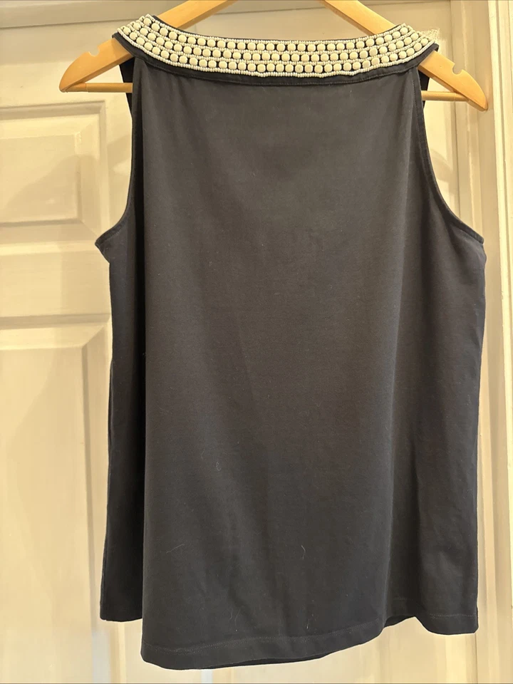 Camiseta sin mangas Talbots negra con escote con cuentas para mujer talla grande” Foto 2 de 3