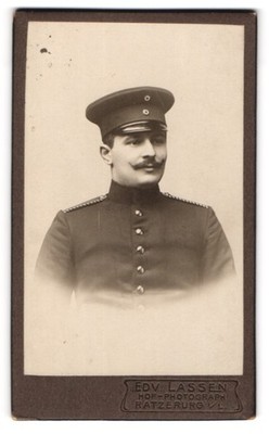 Fotografie Edv. Lassen, Ratzeburg, Einjährig-Freiwilliger Willi Lowes in Unifor 
