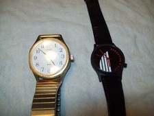 Deux montres-bracelets à quartz cadran noir coupe exécutive tranchante Hong Kong