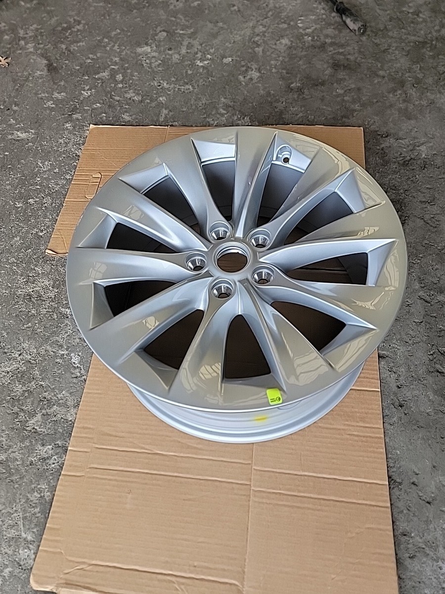 NEW Factory Tesla Model S Silver 19 in Wheel OEM 1076891-00-B