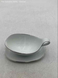 H&C White Porcelain Elegant Serving Piece Gravy Boat With Underplate