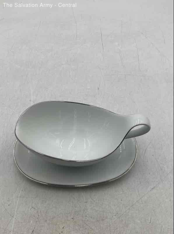 H&C White Porcelain Elegant Serving Piece Gravy Boat With Underplate