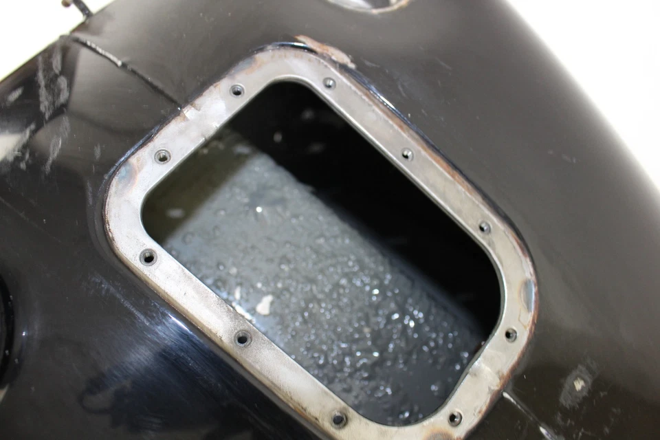 2003 03 Harley FXSTB Night Train Softail Gas Fuel Tank Foto 3 de 4