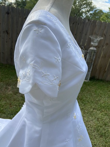 Simple Elegance NWT White Short Sleeves V-Neck Wedding Dress Long Train Size 14 - Picture 5 of 12