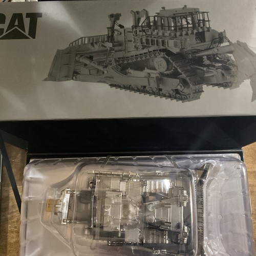 CAT D11 Track Tractor Die cast Masters 1:50 Replica Matte Silver Finish 85252 - Picture 2 of 8