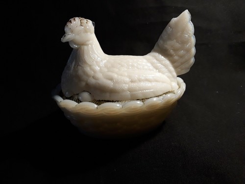 Portieux-Huhn auf Korb aus Messe-Opal-13 cm.weiß mit polychro Spuren - Bild 8 von 10
