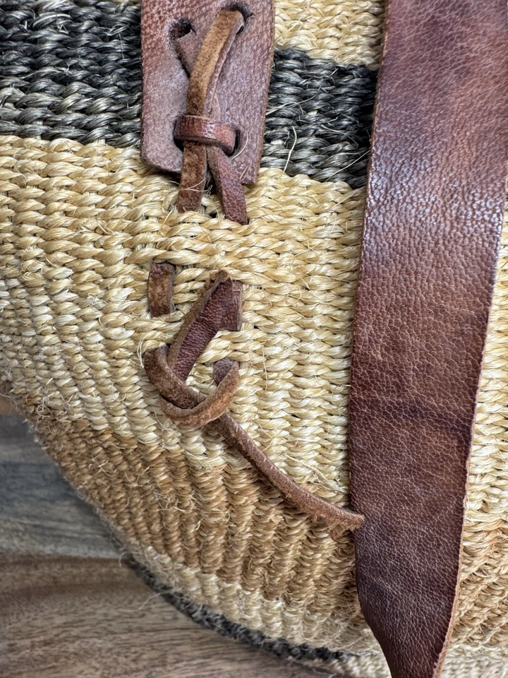"Bolso de mercado vintage tejido con fondo redondo hecho en Kenia mango de cuero de 17""x10""" Foto 3 de 4