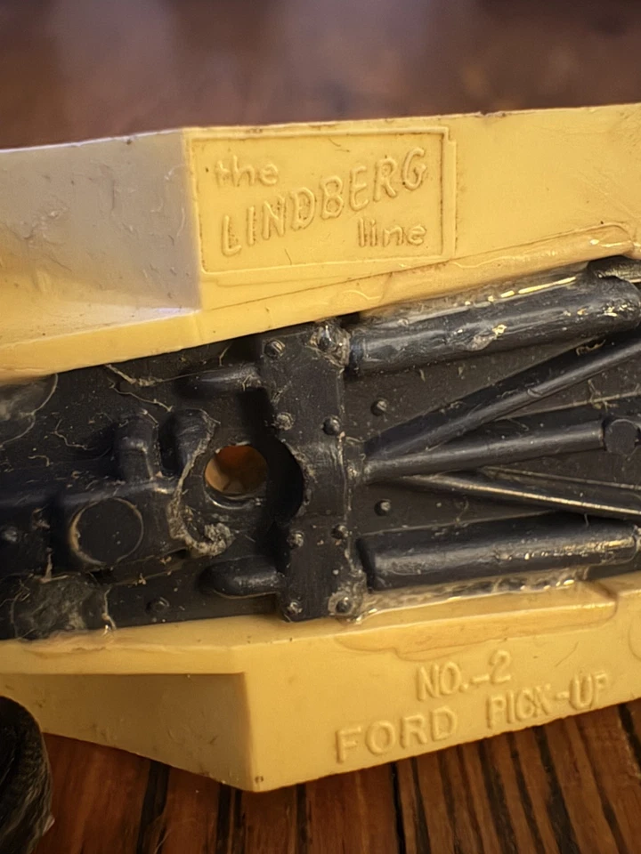 Lindberg Mini Lindy No. 1967 de colección 2 camionetas Ford. Amarillo.  Abierto sin construir. ¡LEER! Foto 3 de 4