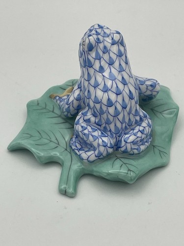 Herend Hungary Hand Painted Porcelain Frog Blue Fishnet On Green Lily Pad #5355 - Picture 5 of 17