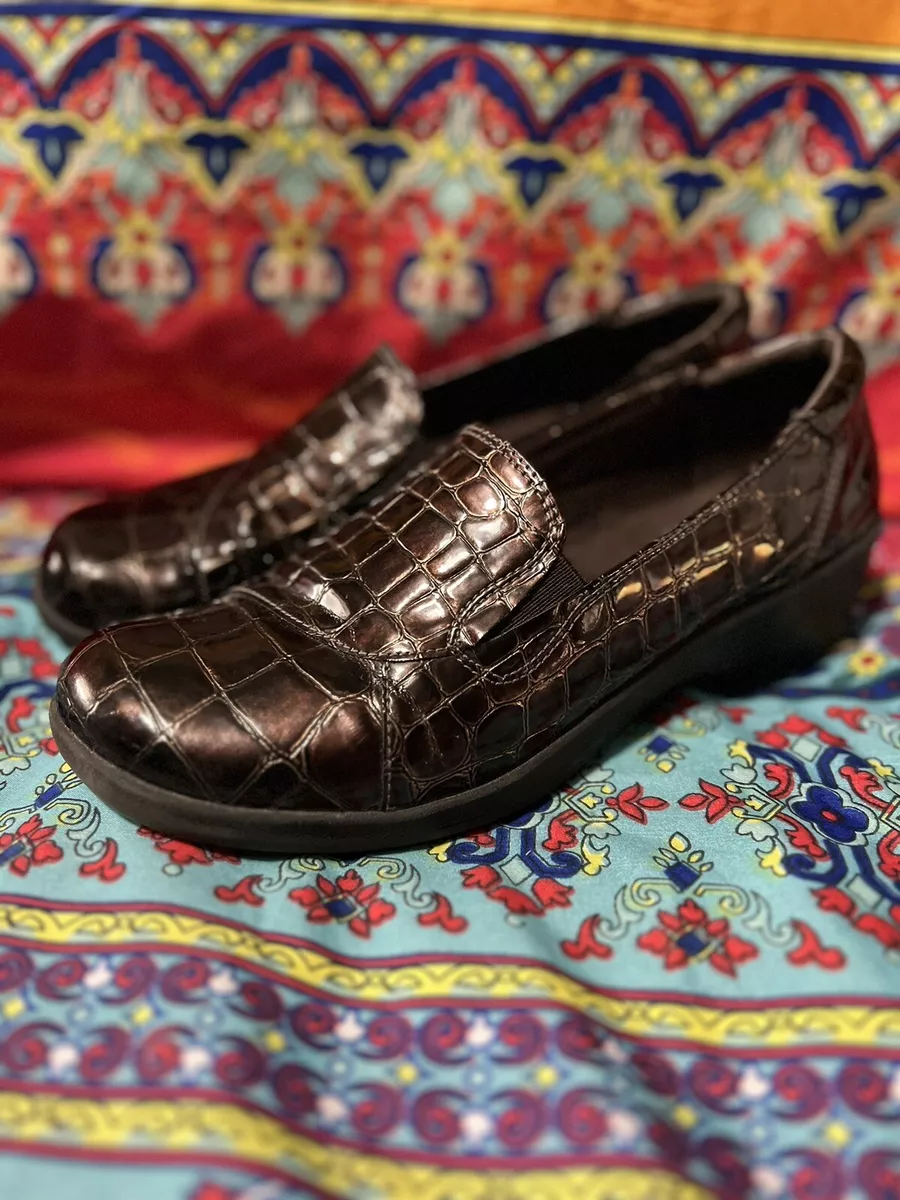 Clarks top nursing clogs