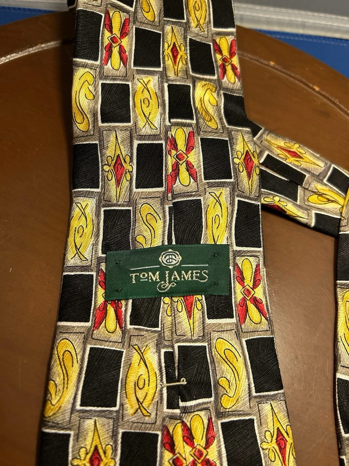 Corbata geométrica Tom James amarilla y negra 100 % seda para hombre Foto 3 de 4
