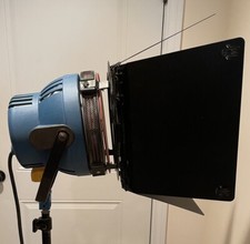 Arrilite 2000w Tungsten Light With Barndoors And 2 Scrims