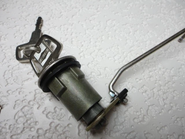 N.O.S. Cerradura puerta Dodge Colt con retenedor y varilla Mitsubishi MA154621 Foto 2 de 3