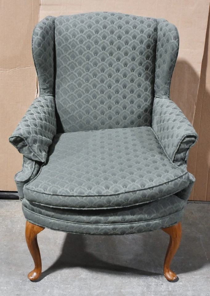 Par de sillones estilo reina Ana caoba sillas de ala tela estampada verde Foto 2 de 4