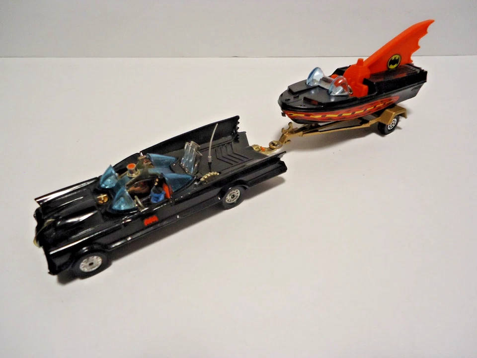 CORGI BATMOBILE & BATBOAT WITH TRAILER SET ENGLAND DIECAST VINTAGE 1976 RARE - Image 2 of 4