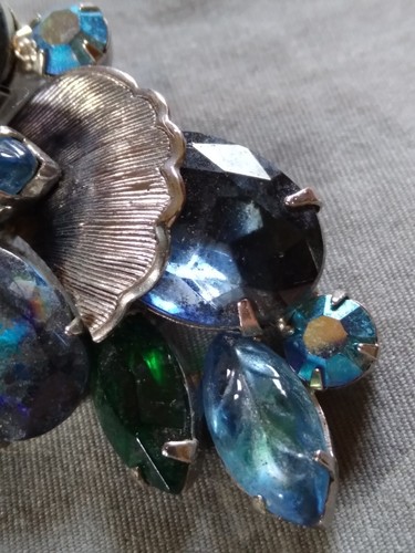Beautiful Vintage Multi Color Rhinestone and Glass Brooch. - Picture 10 of 14