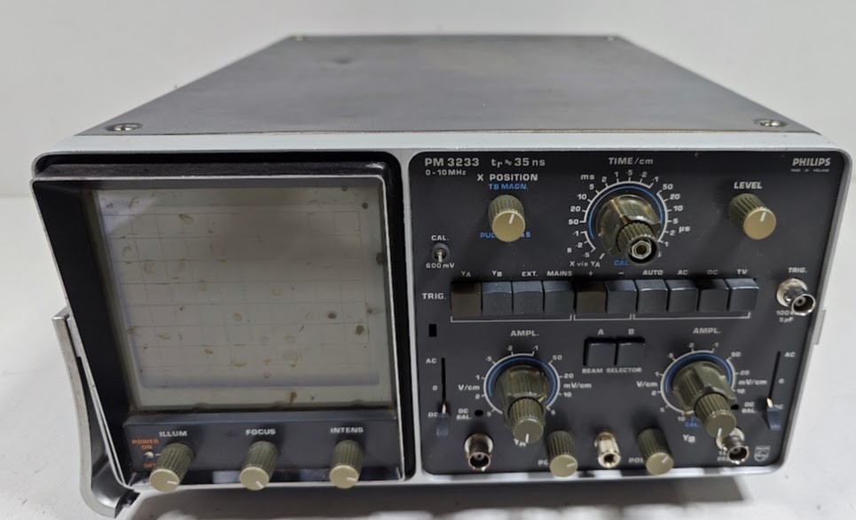 PhilipsPM3233Oscilloscope-PowerOn/OfTestedOnly,HasScratchesandMarks