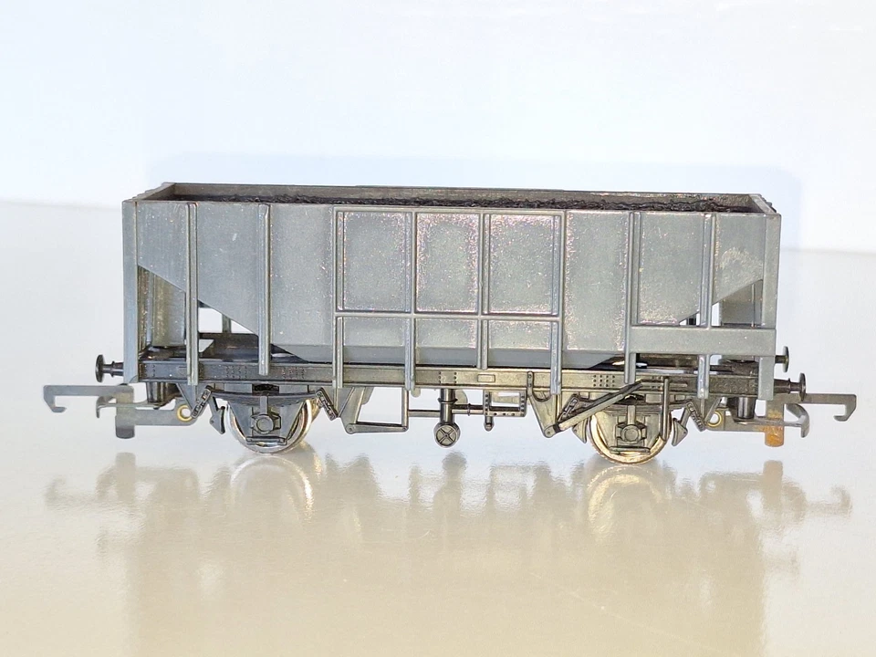 Hornby Undecorated Hopper Wagons. OO Scale. Very Good Cond. Metal Wheels. No Box - Image 4 of 4