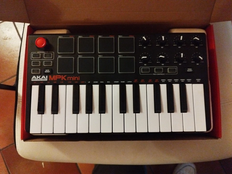 AKAI Professional MPK Mini MK3 - Tastiera MIDI Controller USB a 25 Note - Immagine 3 di 4