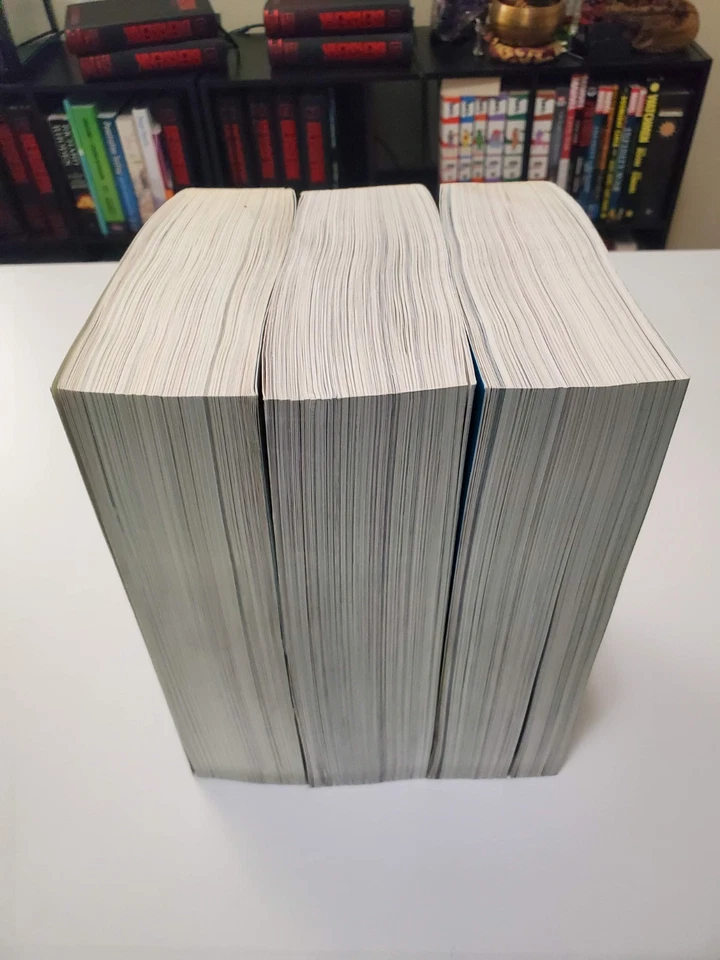 Invincible Compendiums 1-3 完整漫画书套装 Robert Kirkman(轻微磨损) — 第 3/4 张图片