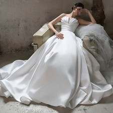 Customized Elegant Scalloped Sleeveless Wedding Dress Temperament Bridal Gown