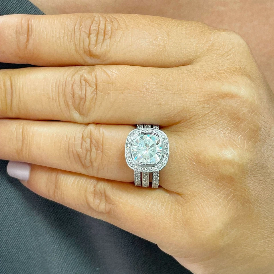 Anillo de compromiso de oro blanco de 14k con cojín de moissanita y diamantes y dos bandas 3,80 Foto 3 de 4