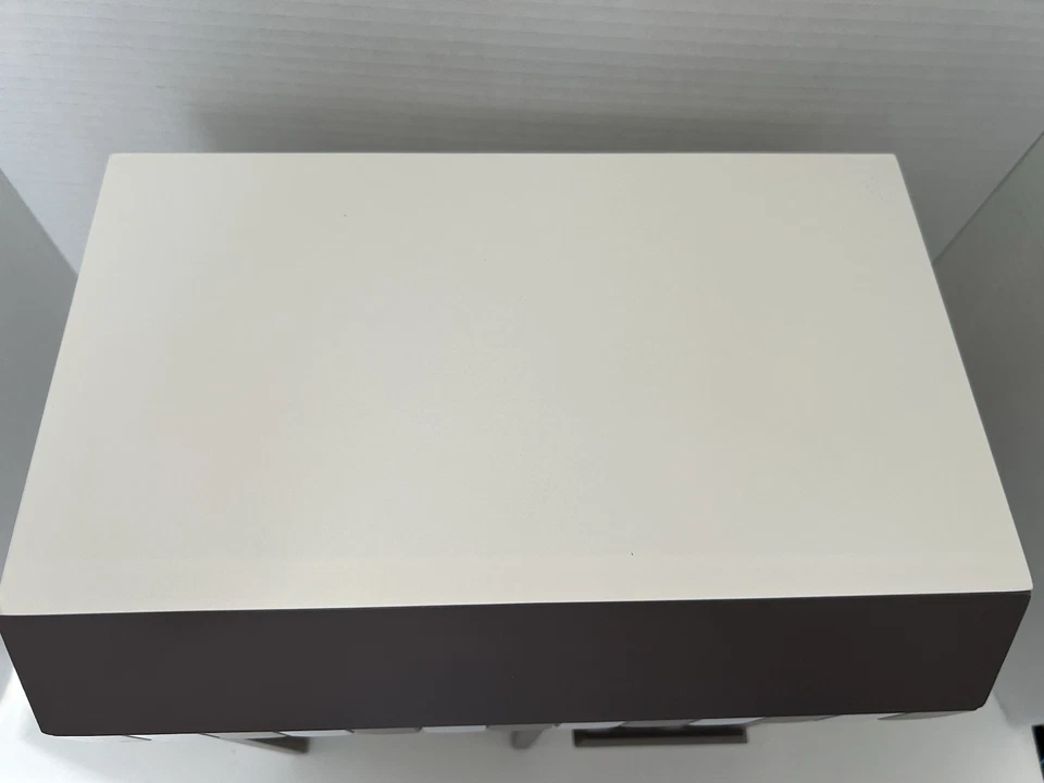 Encantadora casa de muñecas Pottery Barn Kids Westport Market se vende sin amueblar nueva con etiquetas Foto 4 de 4