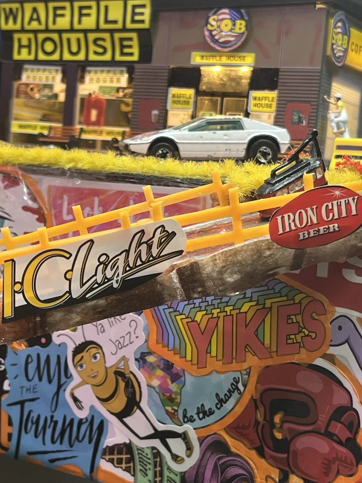 Hot Wheels Blackwalls Royal Flash Lotus British Flag 1:64 EX Cond White Diecast - Image 2 of 4