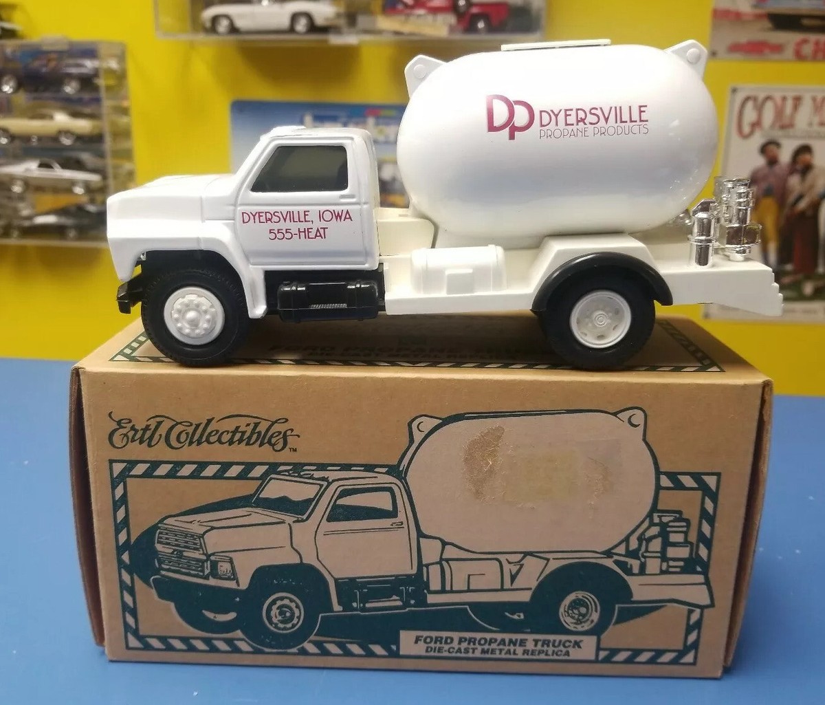 【アメリカン雑貨】ERTL FORD Vintage Ertl Ford Pickup White With Green Stripe- 1:64 third