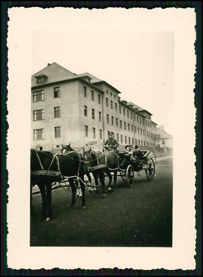Foto AK 2x Soldat mit Vierspänner Viererzug Gespann Pferdepaar vor Kaserne 1942
