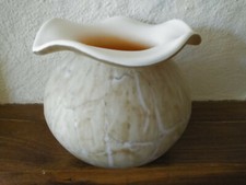 VASE BOULE A COROLLE - VERRE marmoréen veinée beige, tache brune  non signé