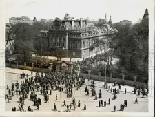 1941 Press Photo Students demonstrating in Sofia, Bulgaria in front of palace
