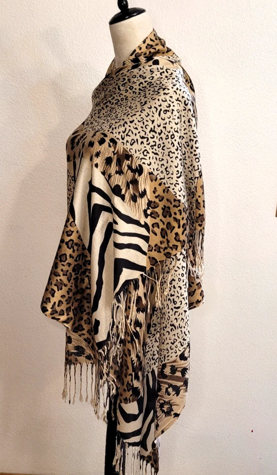 Estampa de animais, chita, zebra marrom e preto, rebozo, envoltório, pashmina, cachecol, xale - Imagem 2 de 4