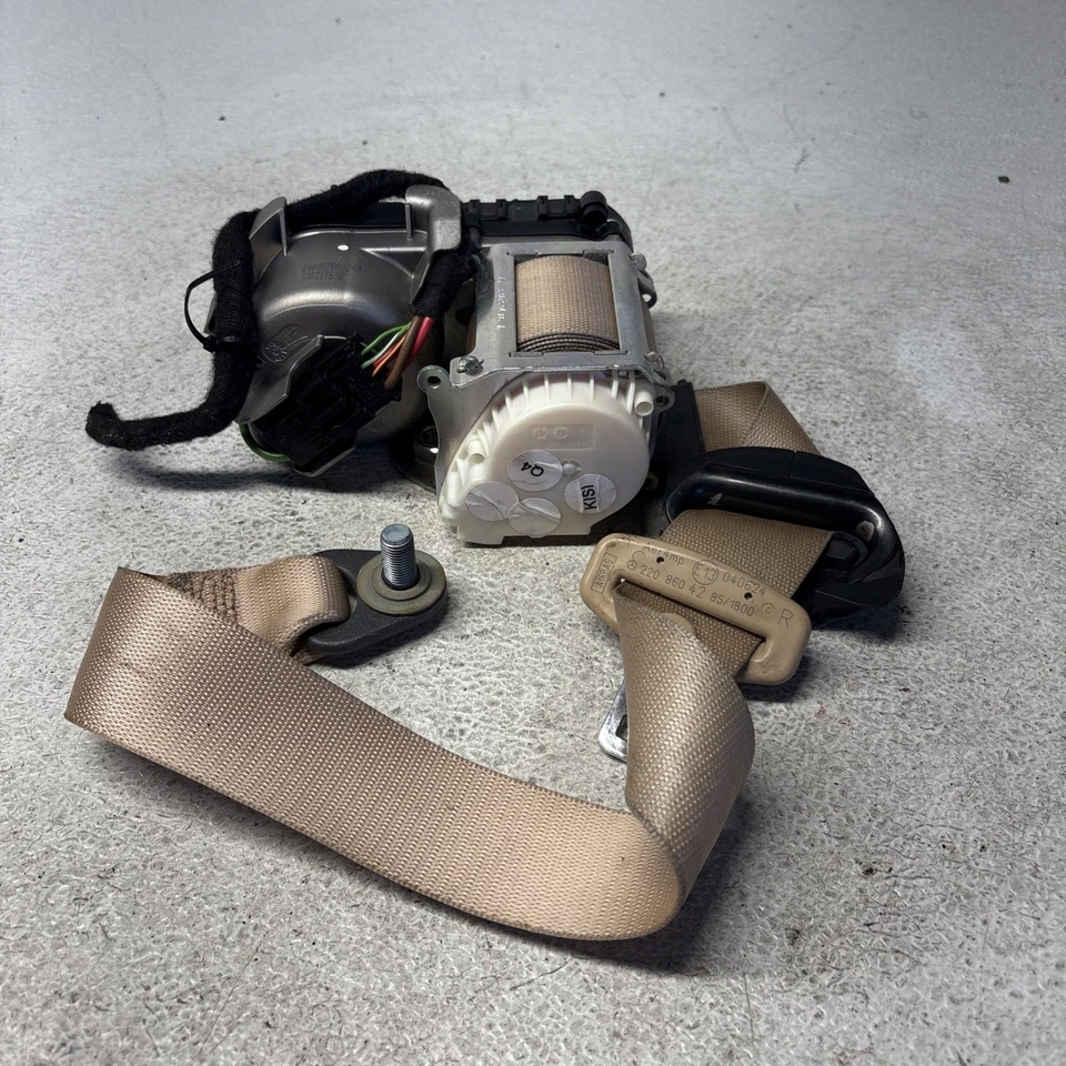 CINTO DE SEGURANÇA TRASEIRO DIREITO FABRICANTE DE EQUIPAMENTO ORIGINAL PARA 2005 Mercedes-Benz S500 W220 33030368 - Imagem 4 de 4