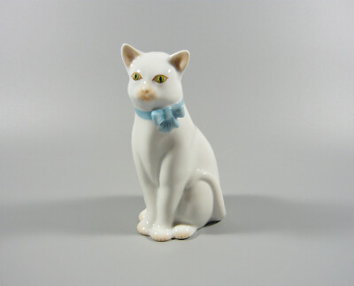 HEREND, WHITE CAT WITH A BUTTERFLY BOW, HANDPAINTED PORCELAIN FIGURINE ! (I132)