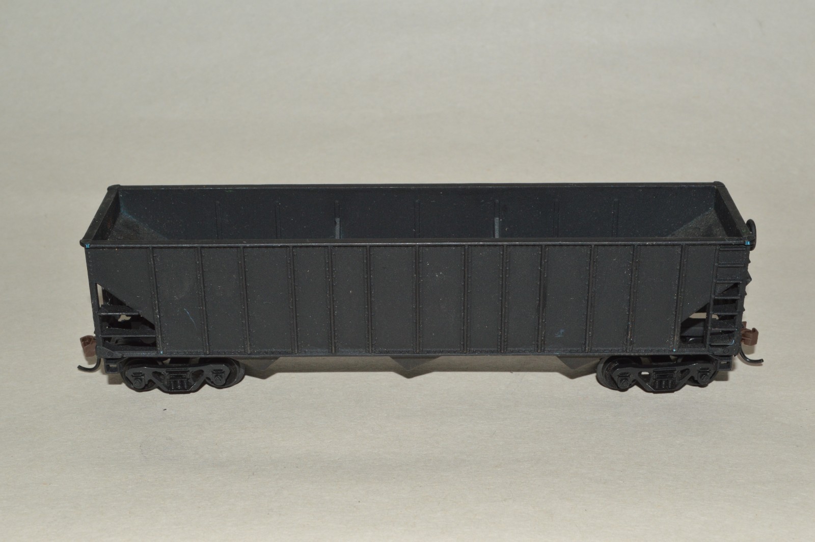 HO scale Life-Like UNDECORATED 100 ton 3 bay coal hopper car train