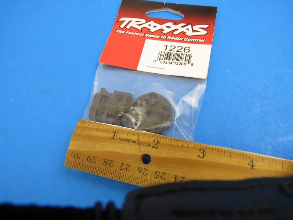 Traxxas 1226 Side Bumper Bar Stays & Wheel Hubs (L or R): Tom Cat - Image 3 of 4