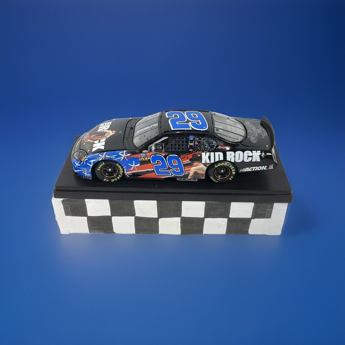 ルーニーテューンズNASCAR公認 1/24scale❸ Action 1/24 Scale 103234 - Chevrolet 2002 NASCAR #8 Looney