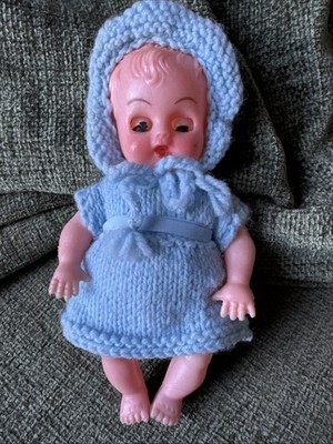 60 s Plastic Vintage Baby Doll Big Blue Eyes in Hand Knit Hooded Dress 6  E78
