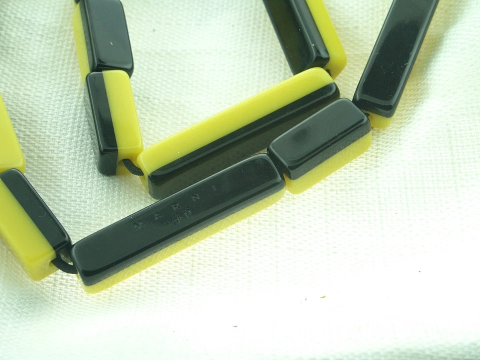 Collar Plástico Reversible Marni H&M Negro y Amarillo Colores Abejorro 20" Foto 3 de 4