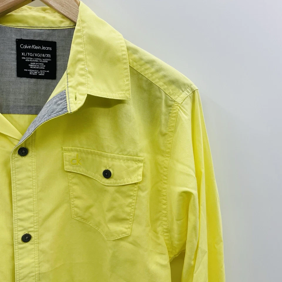 Camisa Calvin Klein Youth Boys XL 18/20 manga larga con botones bolsillo en amarillo Foto 2 de 4
