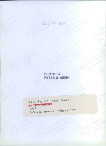 1997 foto de prensa entrenador en jefe de fútbol americano de la Universidad Estatal de Kansas Bill Snyder - Imagen 2 de 2
