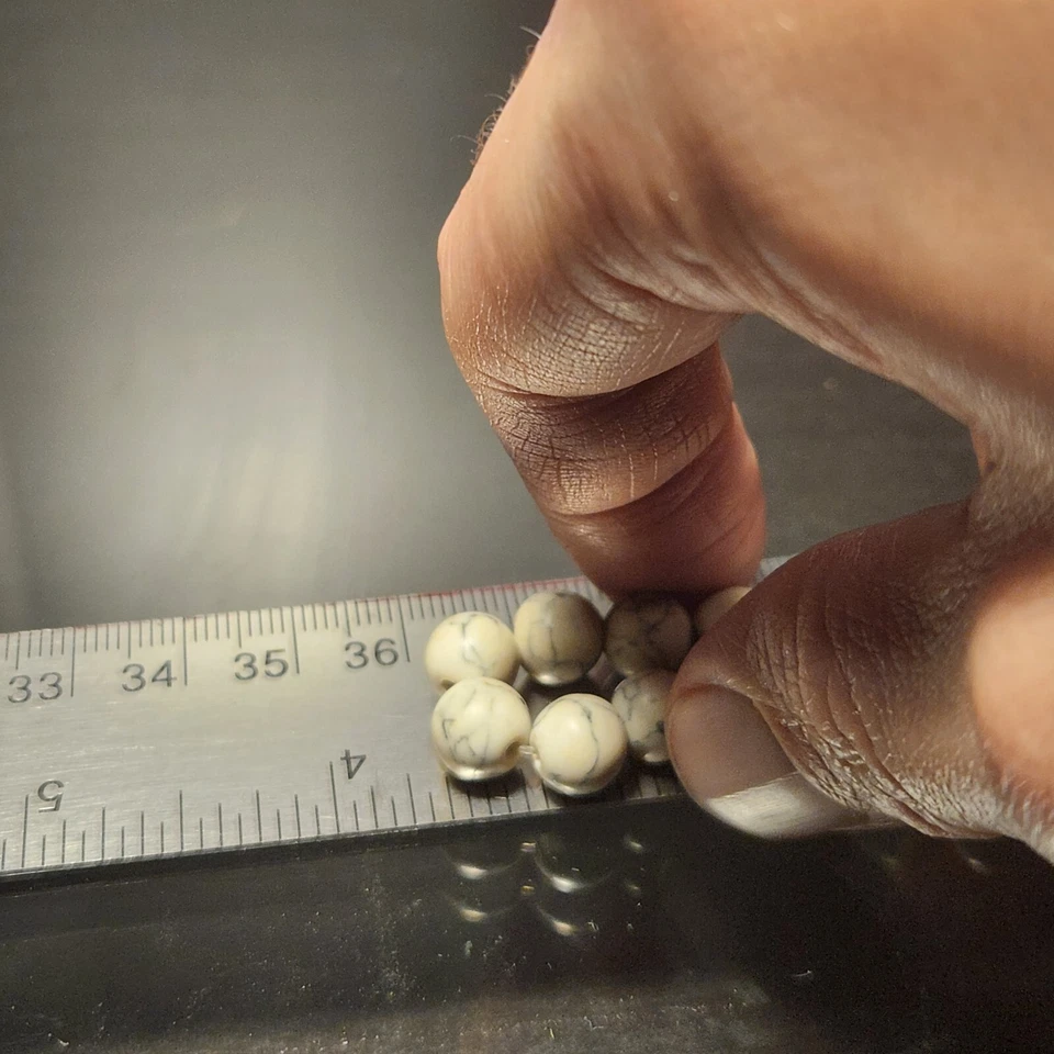 Women / Men Gold Crown Natural Stone White Howlite Beads Charm Bracelet - Imagem 3 de 4