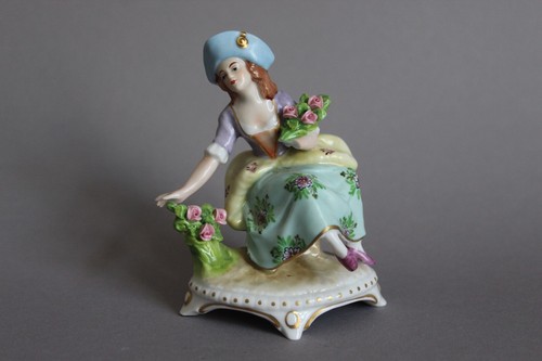 Sitzendorf Porzellan Dame mit Blumen H 11 cm Fehlstelle Hand - Picture 1 of 14